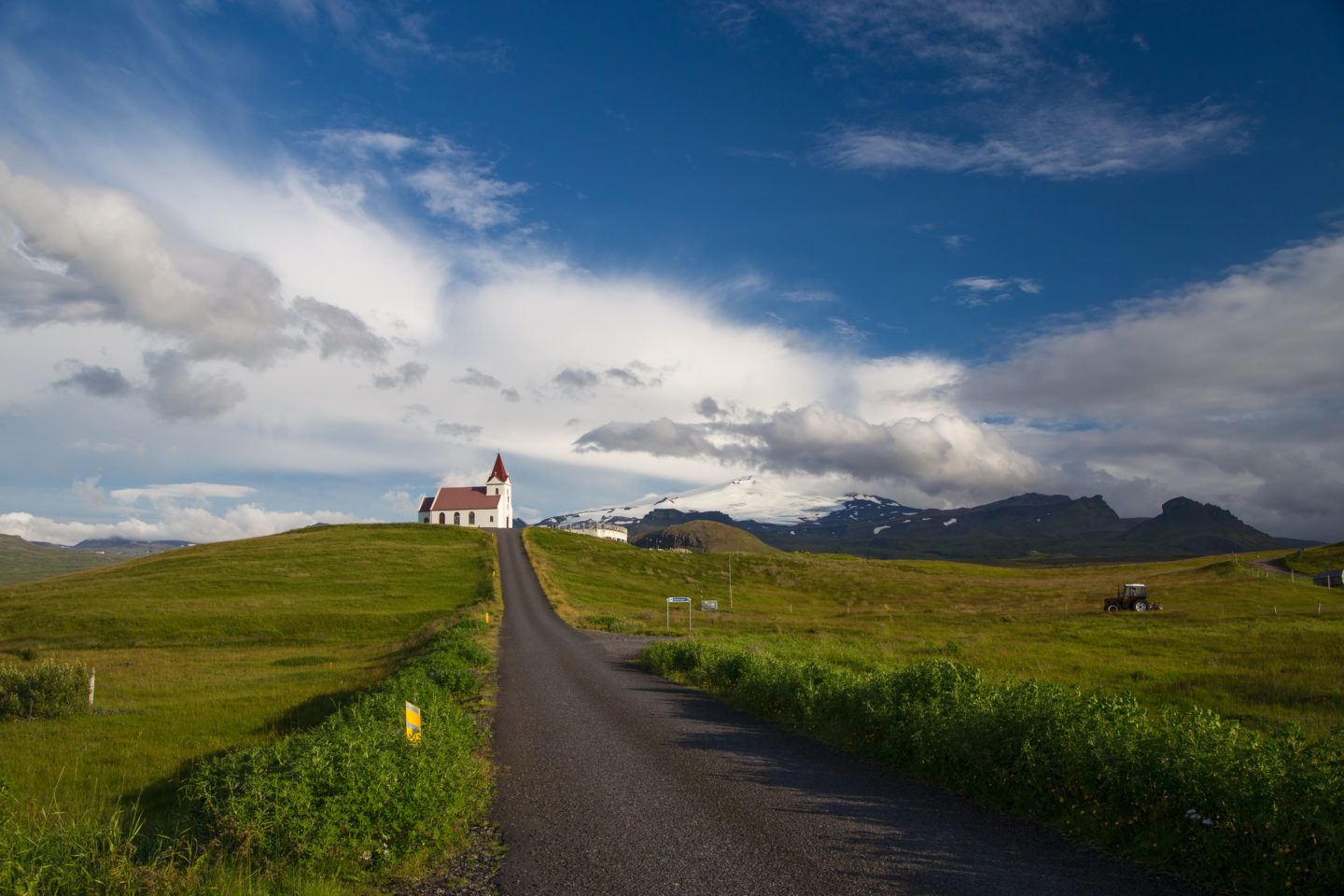 IJsland inspiratie Snaefellsnes Ingjaldsholskirkja Snaefellsjokull