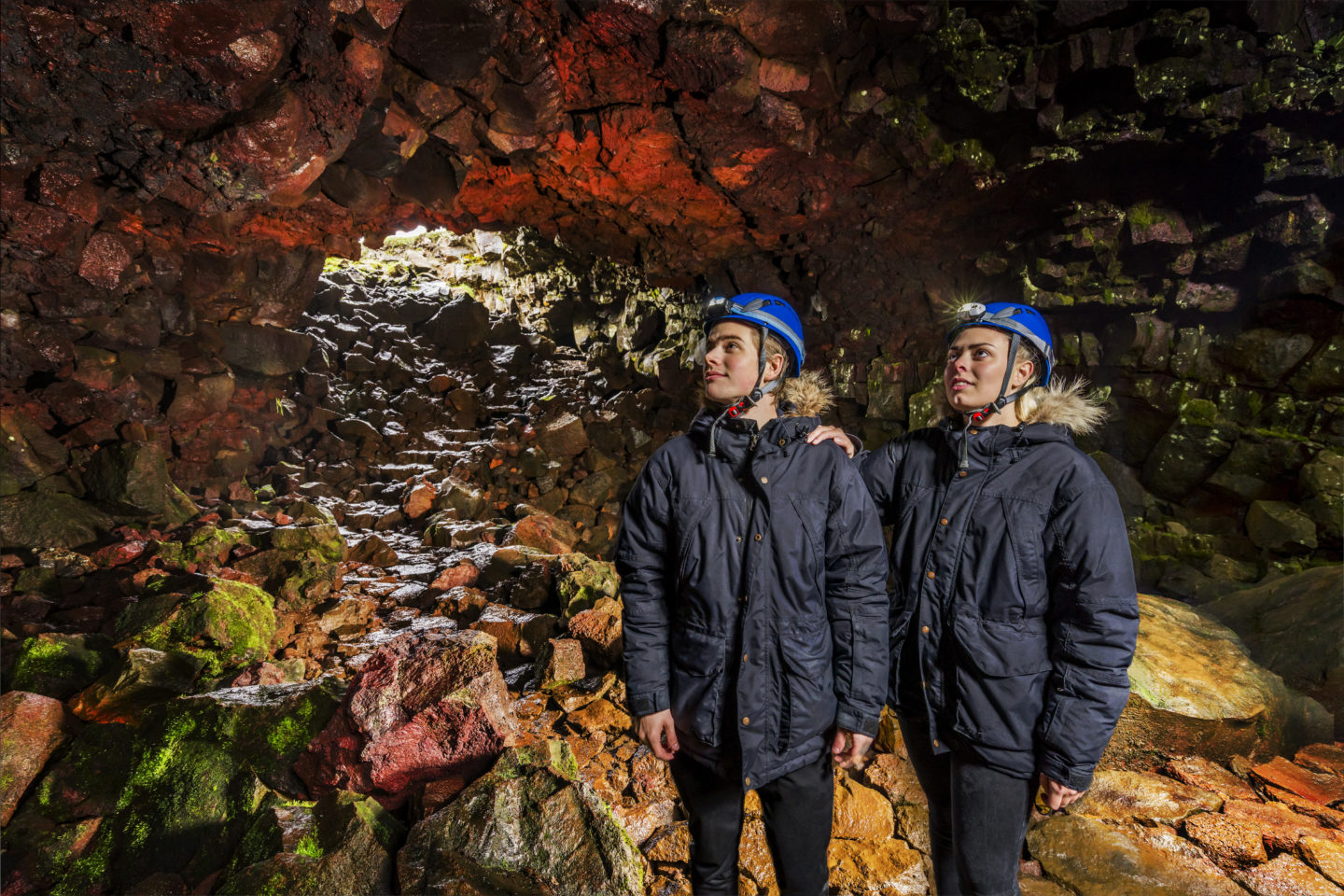 Zwoel wegkijken in de lavatunnel - Excursies IJsland